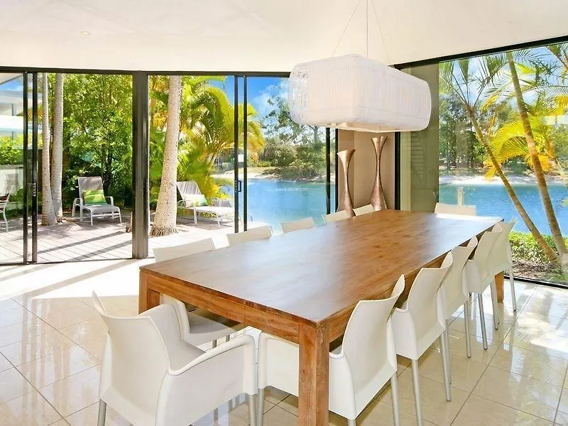 Luxury Retreat With Private Beach & Jetty 누사 0*,  오스트레일리아